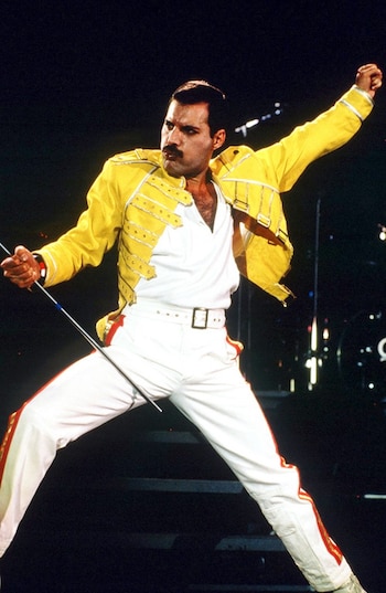 Freddie en el mítico “Live at Wembley” en 1986
