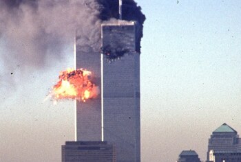 El momento del impacto del segundo avión contra el World Trade Center (AFP)