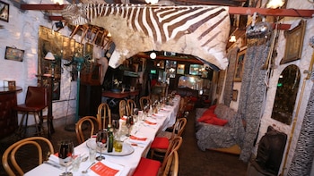 Mesa larga, música, vino y una decoración salvaje y rústica la perfecta escenografía para darle vida al templo carnívoro (Rodrigo Ruiz Ciancia)