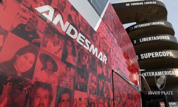 El exterior del transporte tiene los colores de River (@CARPoficial)