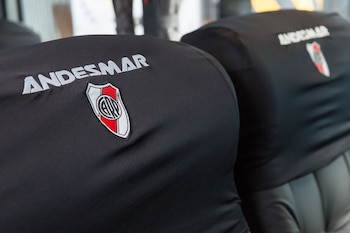 Los escudos del “Millonario”, presentes en todos los asientos (@AndesmarArg)