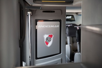 El acceso al nuevo transporte oficial del plantel de River (@AndesmarArg)
