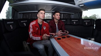 Tomás Andrade y Lucas Alario hicieron un desafío en el nuevo micro de River (Diego Haliasz / Prensa River)