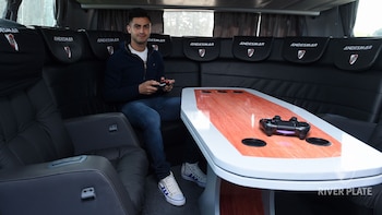 El “Pity” Martínez pasó por la sala de juegos (Diego Haliasz / Prensa River)