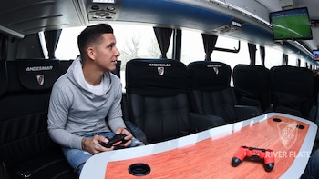 Sebastián Dirussi jugó a la Playstation (Diego Haliasz / Prensa River)