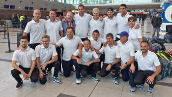 La delegación argentina, rumbo a Escocia (@AATenis)