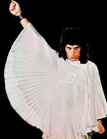Freddie Mercury, con un diseño de Zandra Rhodes en 1973 (Mick Rock)