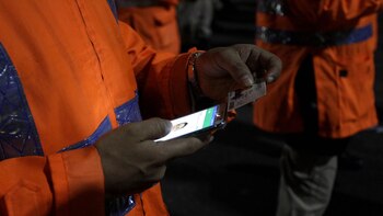 Efectivos policiales realizaron los controles en los acceso del estadio de Huracán (DyN)