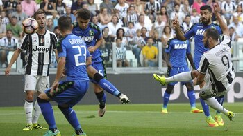 Gonzalo Higuaín doblegó a la defensa de Sassuolo con una soberbia volea (Reuters)