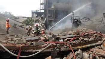 Bomberos trabajan para apagar el fuego en una fábrica de Bangladesh (AFP)