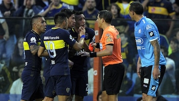 Carlos Tvez no jugará ante Godoy Cruz, Quilmes y Tigre (AFP)
