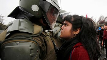 Una manifestante se enfrenta a