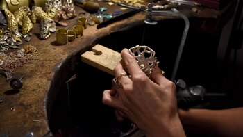 Dolores realiza piezas únicas en