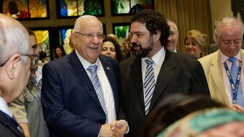Claudio Epelman saludando al presidente israelí Reuven Rivlin