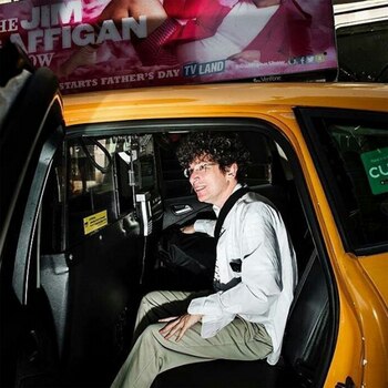 Altucher, junto a su bolso