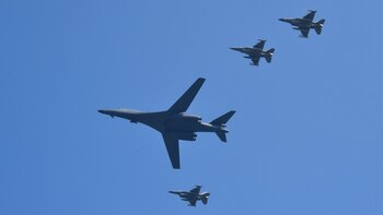 Una expansión de los bombardeos aéreos contra Estado Islámico es otra de las opciones (AFP)