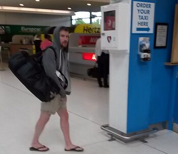 Joe Dempsie, en el aeropuerto
