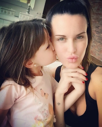 Natalie con su hija Mía,