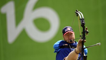 Nació sin brazos debido a