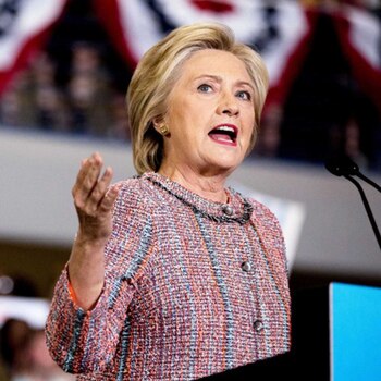 Hillary con su saco estilo