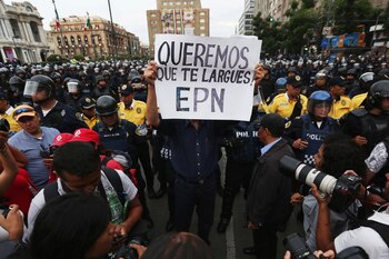 Manifestantes en Mexico DF contras