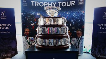 Ambos equipos levantaron el trofeo