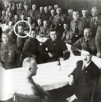 Hitler y sus acólitos hacia