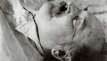 Roschmann en la camilla de