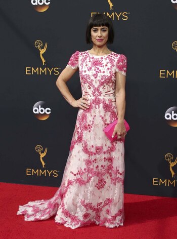 Con un vestido blanco y