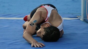 Jonathan permaneció tendido pocos segundos