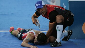 Un asistente médico le arroja