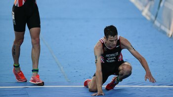 Al cruzar la meta, se