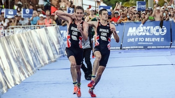 Alistair Brownlee asiste a su