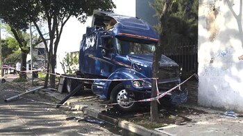 Tras embestir un vehículo, el