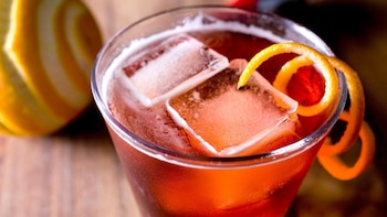 Ingredientes: campari, gin, vermut, cubos de hielo y una rodaja de naranja
