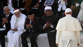 Francisco junto a líderes religiosos