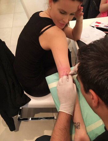 El tatuador, en pleno trabajo: