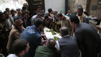 Los servicios fúnebres para un hombre yemení muerto en un bombardeo en Saná (AP)