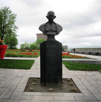 En Canadá visitó un monumento
