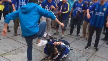 El violento episodio que sufrió un fanático en el fútbol chino