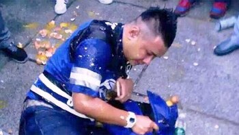Ademas de puñetazo y patadas lo atacaron lanzándole huevos