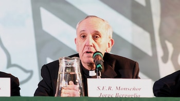 Jorge Mario Bergoglio durante un