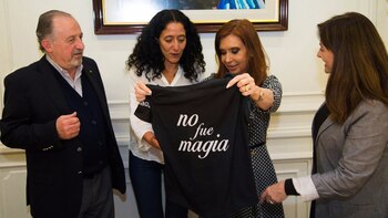Cristina Elisabet Kirchner recibiendo una remera de regalo