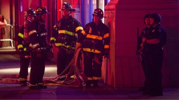 Los bomberos murieron mientras trabajaban en una bodega en la que se almacenaban plásticos (AP)