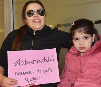 Micaela junto a su madre,