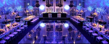 Fiesta de casamiento ambientada por