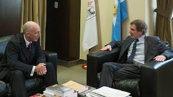 El embajador británico Mark Kent