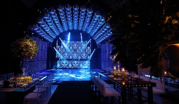 Bolas esféricas engloban la pista