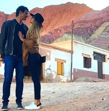 Los novios en Purmamarca, Jujuy; atrás el imponente Cerro de los Siete Colores