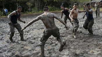 Los rebeldes habitualmente no tenían permiso para jugar fútbol “por cuestión de orden público” (AFP)